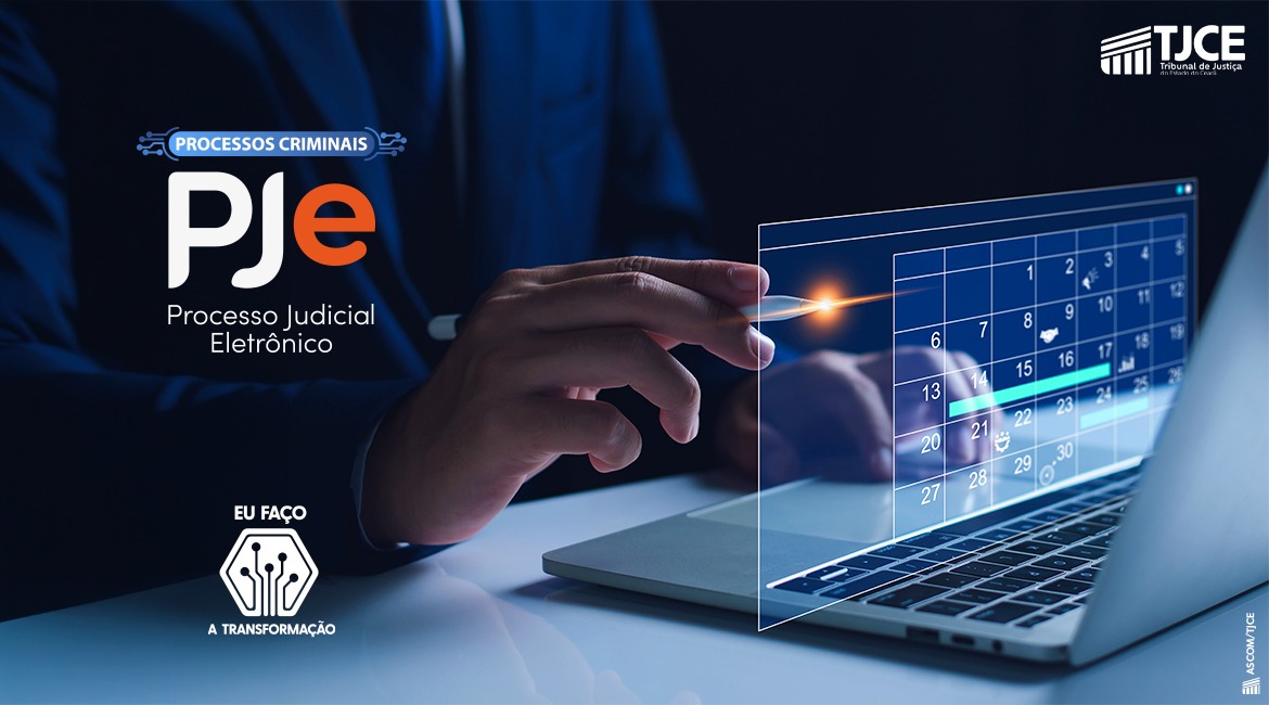Foto, em tons azulados, de um braço masculino de paletó, passando uma caneta em uma tela virtual, surgida em frente um notebook. Logo do PJe mais à esquerda e na parte superior da imagem.