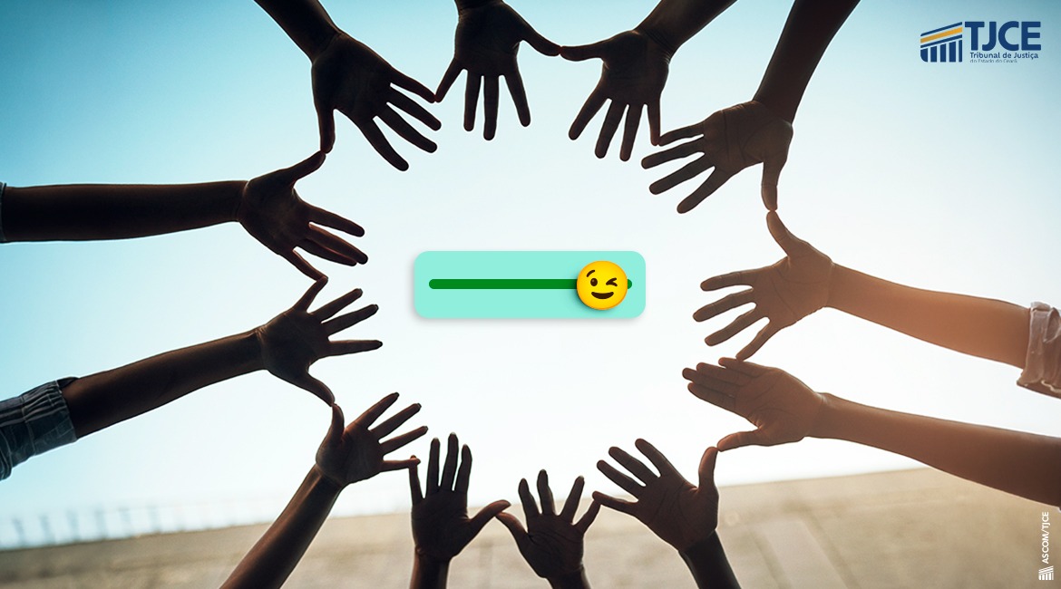 Fotografia de silhuetas de braços e mãos fazendo um círculo. Ao centro dele, uma faixa com um emoj sorrindo à direita, indicando resposta positiva à uma pergunta.
