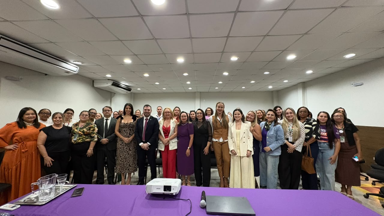 Diversas pessoas posando lado a lado para fotografia
