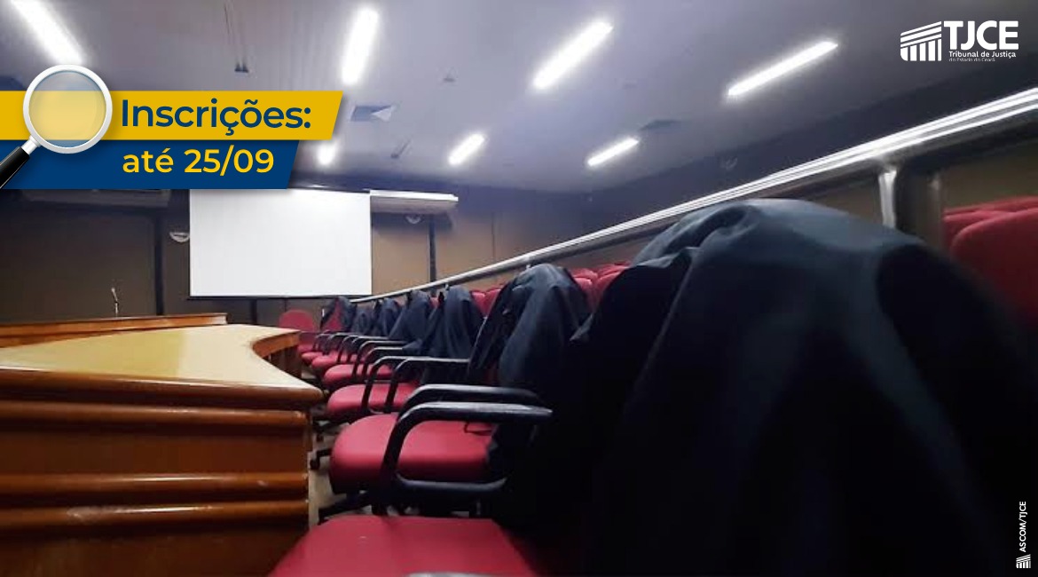 Imagem de um auditório do Tribunal do Júri, em que se veem as cadeiras onde ficam os jurados sentados