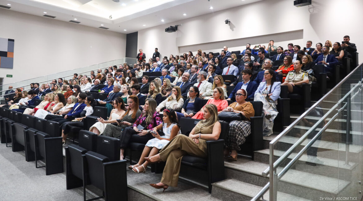 Foto geral da plateia em que se vê várias pessoas sentadas