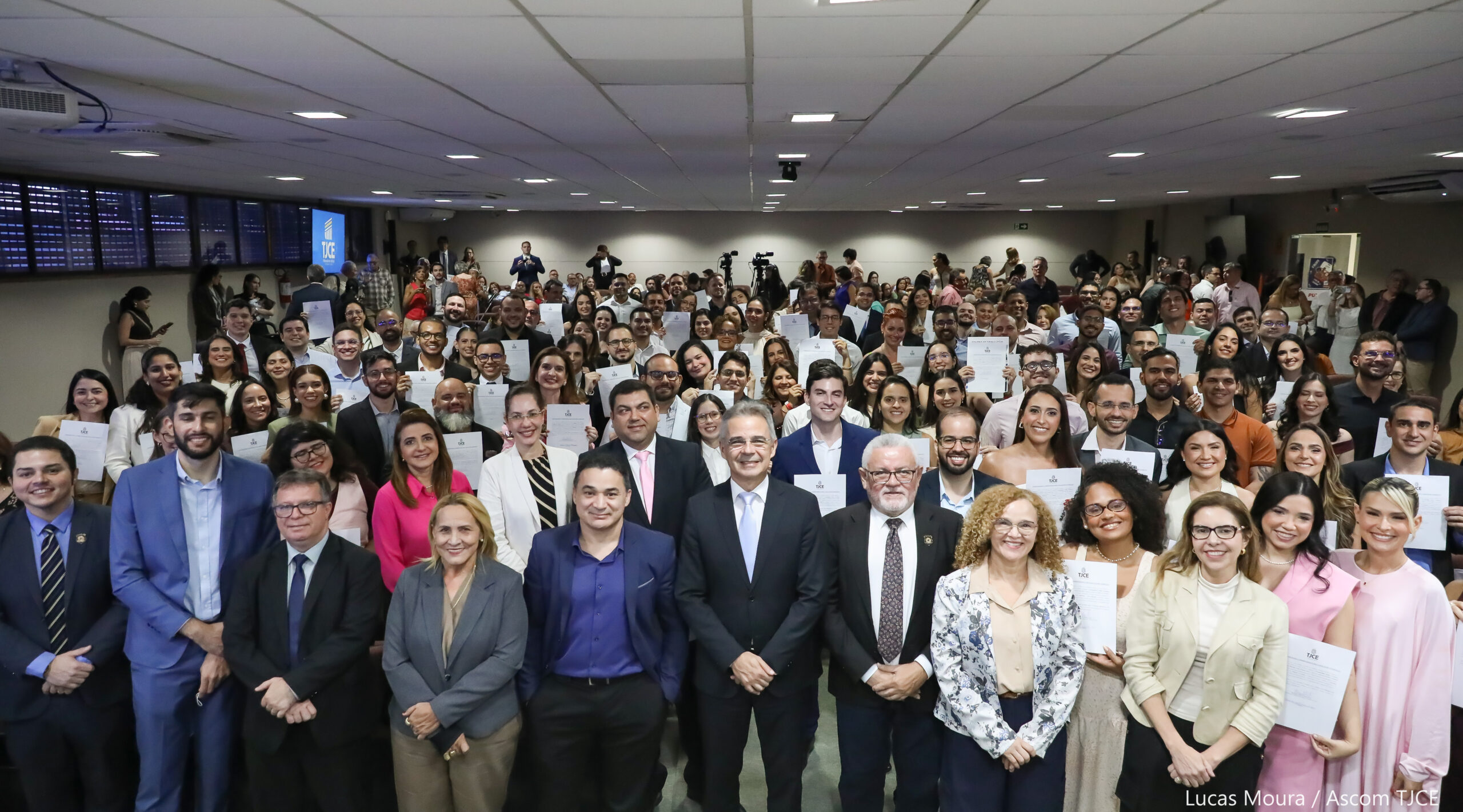 Tribunal de Justiça do Ceará empossa mais de 100 servidoras e servidores em solenidade na Esmec