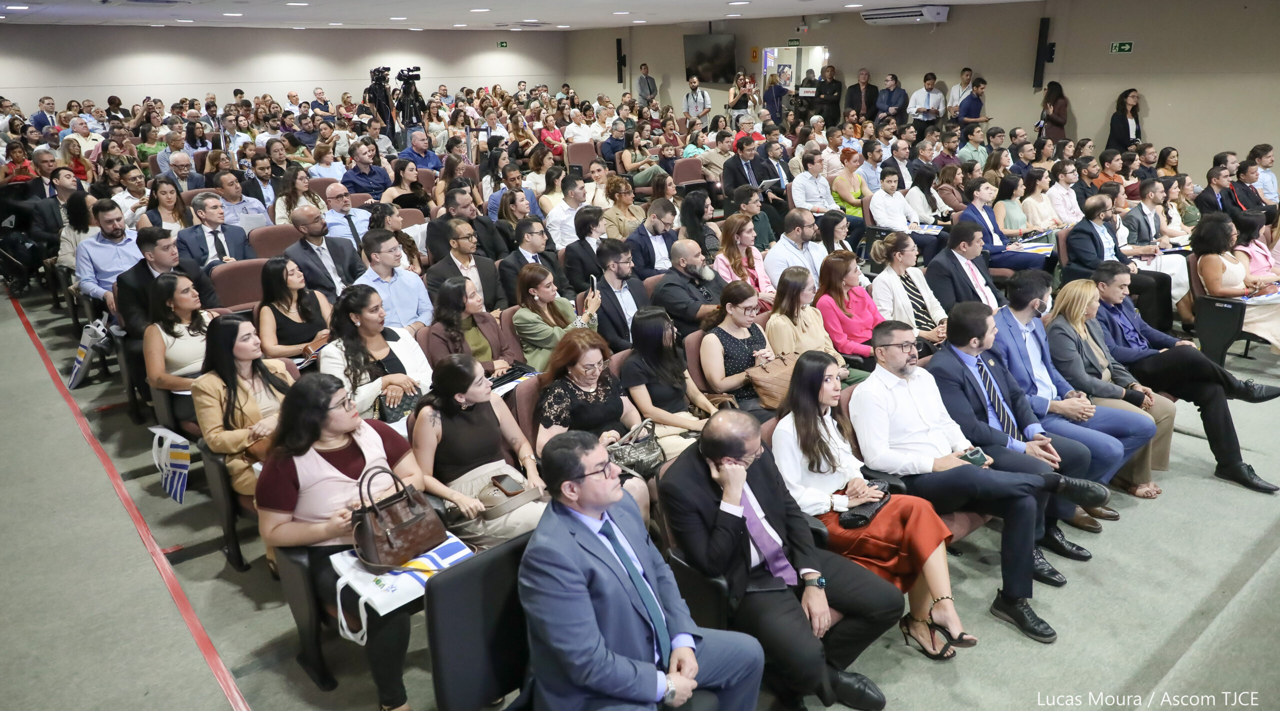 Tribunal de Justiça do Ceará empossa mais de 100 servidoras e servidores em solenidade na Esmec