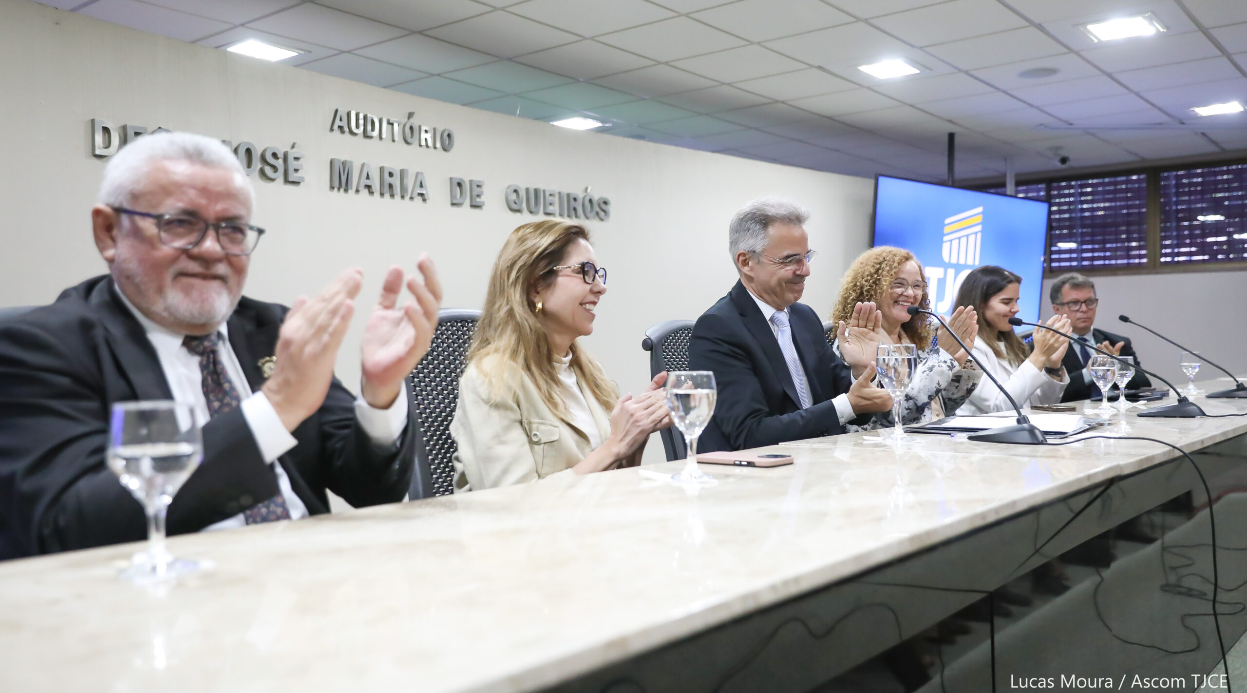 Tribunal de Justiça do Ceará empossa mais de 100 servidoras e servidores em solenidade na Esmec
