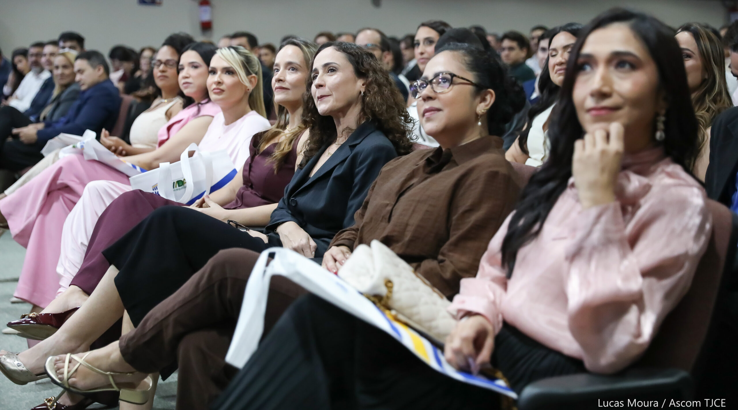 Tribunal de Justiça do Ceará empossa mais de 100 servidoras e servidores em solenidade na Esmec