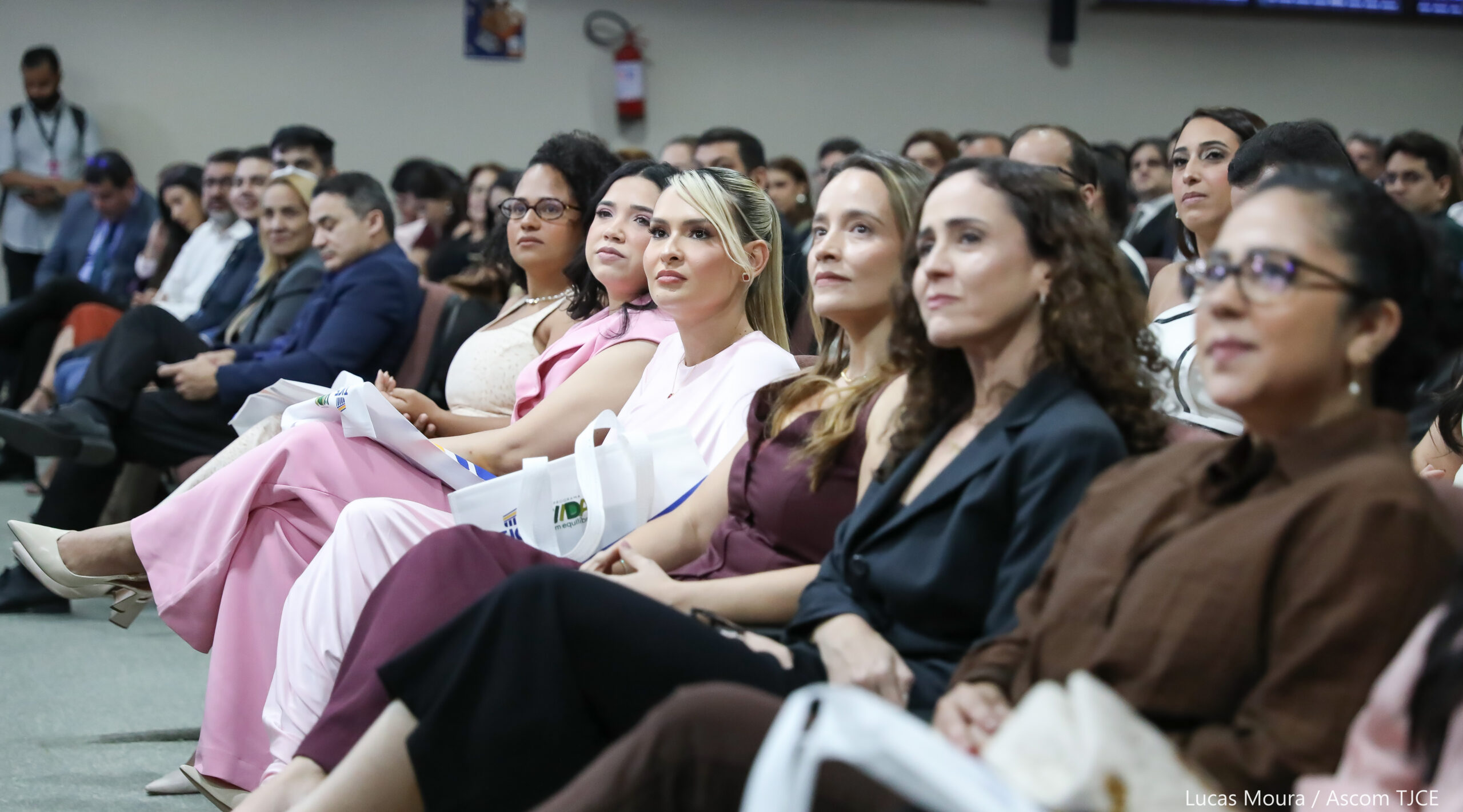 Tribunal de Justiça do Ceará empossa mais de 100 servidoras e servidores em solenidade na Esmec