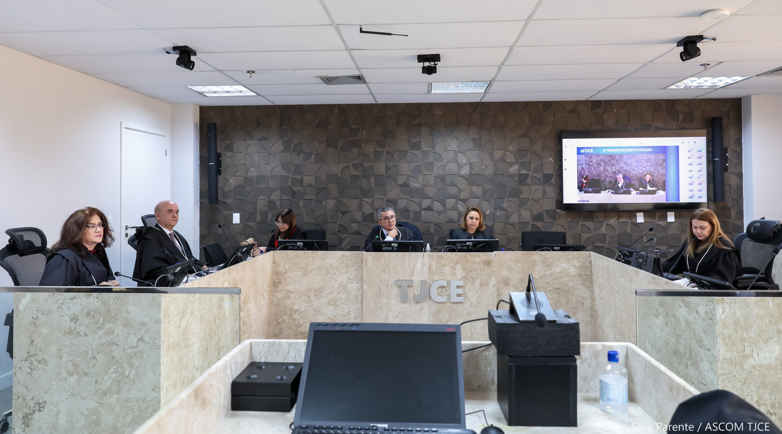 Desa. Jane Ruth, des. Luciano Rodrigues, representante do MP, des. Tarcílio Silva, servidora Madeline e desa. Maria Marleide. Todos sentados na sessão de julgamento no TJCE.