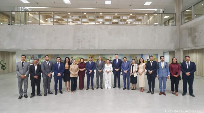 Advogadas e advogados durante momento com o presidente do TJCE, desembargador Heráclito Vieira
