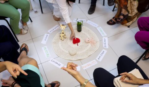 Projeto EntreLaços cria espaço de escuta e acolhimento para quem enfrenta perdas