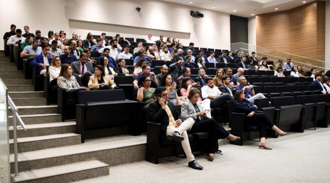 Pessoas sentadas no auditório do TJCE