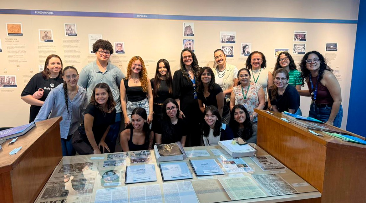 Vários jovens posando para foto, em pé e agachados, no memorial do Tribunal