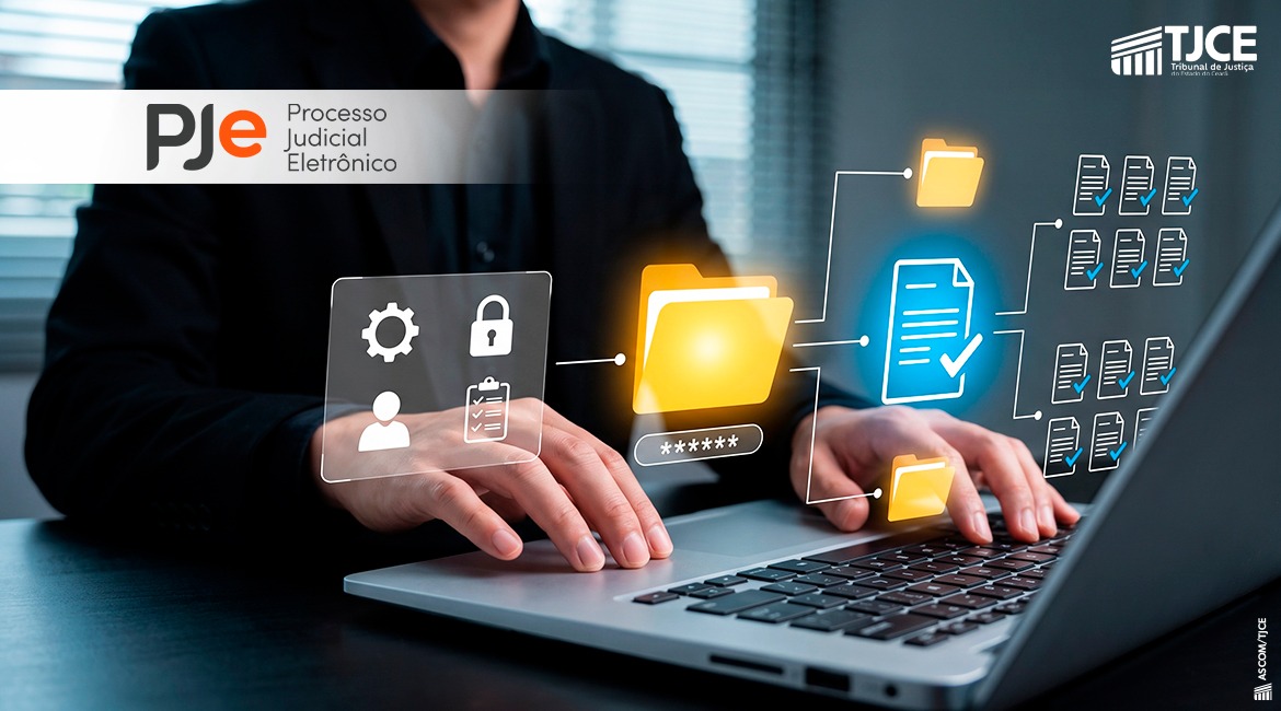 A imagem mostra uma pessoa utilizando um notebook com elementos gráficos virtuais do PJe (Processo Judicial Eletrônico) do Tribunal de Justiça do Estado do Ceará (TJCE).