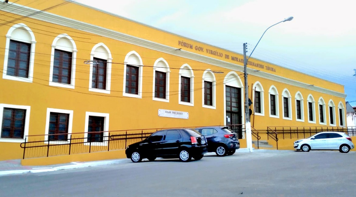 Foto de fachada do Fórum da Comarca de Baturité, na cor amarela
