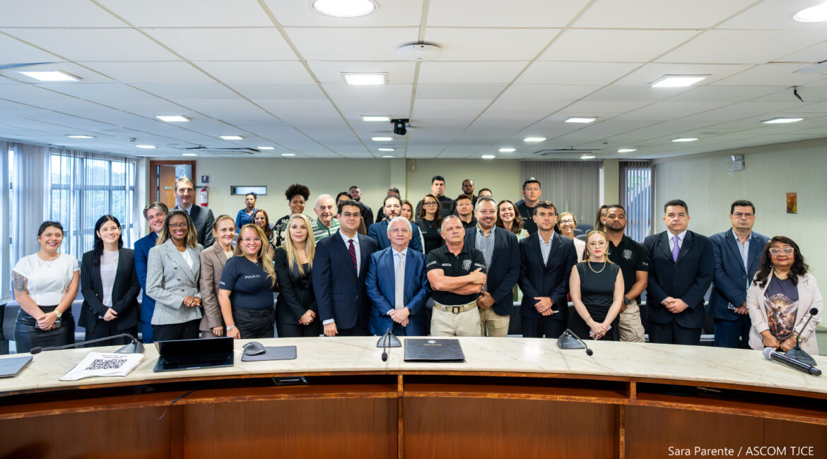 Imagen de várias perfilhadas, sorrindo para foto, ao final do evento, em um grande auditório