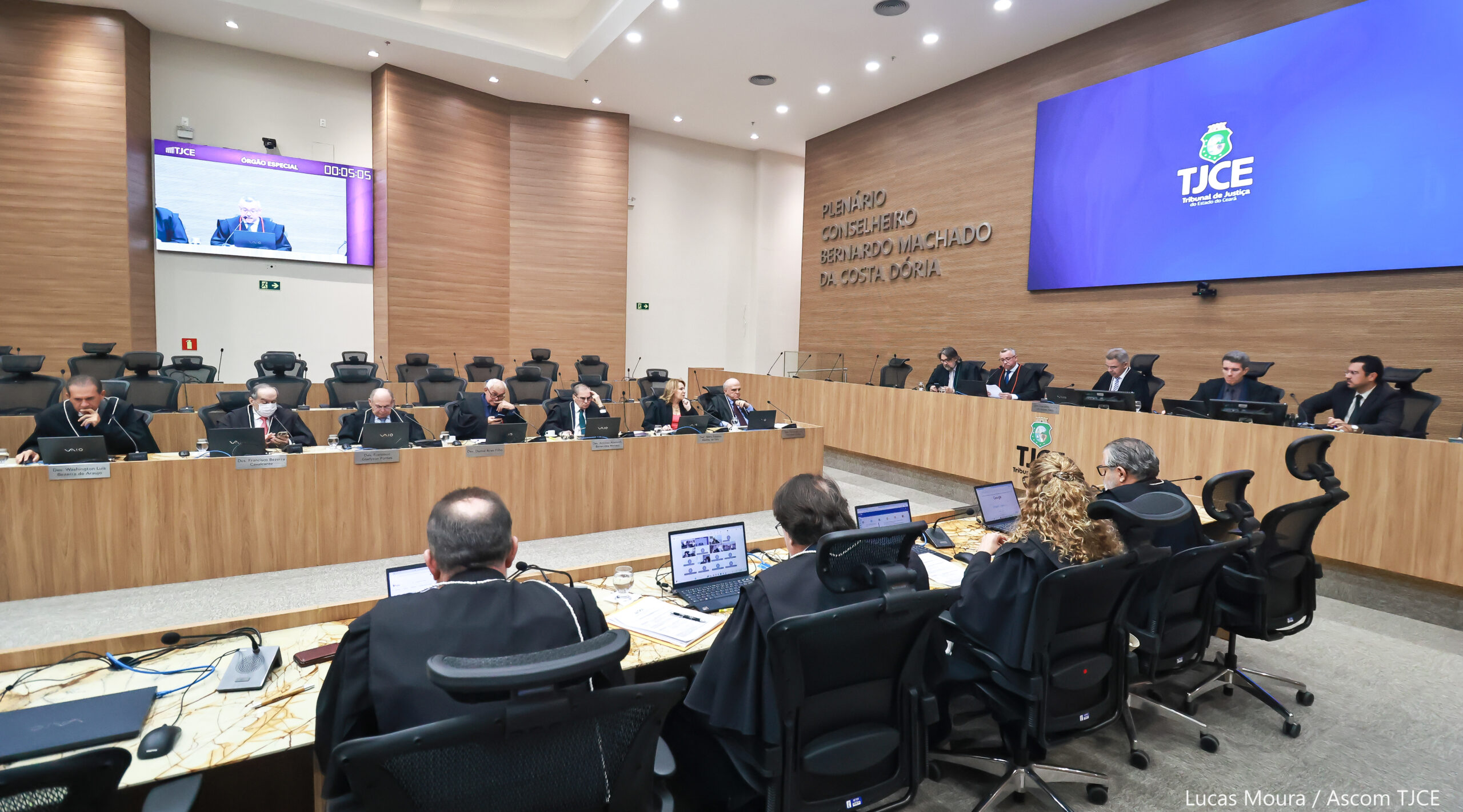 Foto geral do Órgão Especial, em que se vê várias pessoas sentadas, analisando processos, em um amplo geral