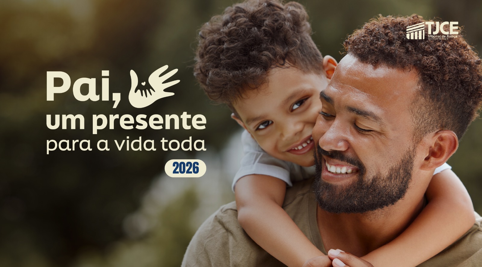 Foto de um pai com o filho pequeno às costas, ambos sorrindo, de frente, ao ar livre. Ao lado deles, a frase: Pai, um presente para toda a vida