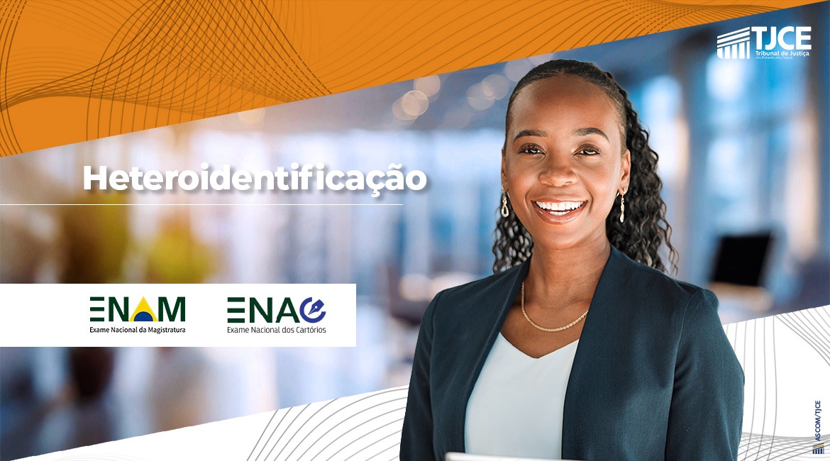 Foto de uma mulher negra, sorrindo, com destaque para a palavra: Heteroidentificação e as logos ENAM e ENAC
