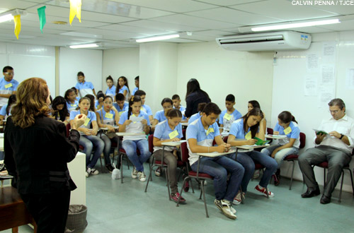 Estudantes de escola municipal visitam a sede do Poder Judiciário cearense