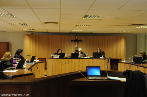 Marceneiro que teve o carro atingido por veículo oficial deve ser indenizado