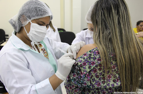 Servidores e magistrados tomam vacina no TJCE contra gripe e hepatite B
