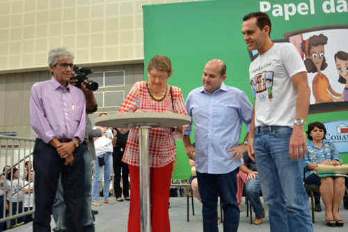 Presidente do TJCE participa de solenidade de entrega de registros a beneficiários da Cohab
