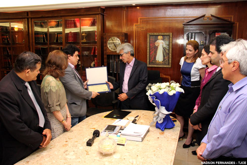 Servidores do Judiciário cearense homenageiam presidente do TJCE pela implantação da isonomia