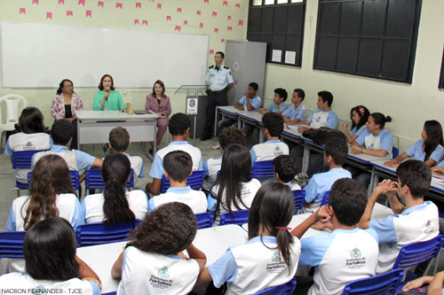 Juíza profere palestra sobre processo criminal para alunos da Escola Municipal Filgueiras Lima