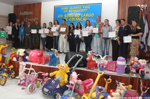 TJCE e demais instituições entregam brinquedos da campanha “Sorriso Largo de Criança”