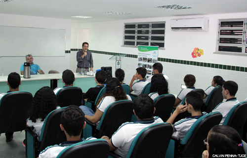 Juiz profere palestra sobre Direito de Família para alunos de escola estadual