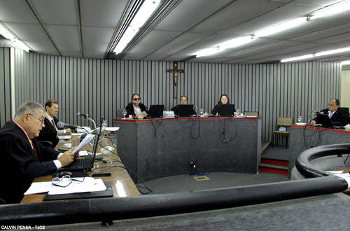 Mantida sentença que suspende direitos políticos  de ex-prefeito e ex-secretário de Mombaça