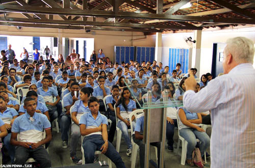 TJCE e Instituto Venelouis Xavier promovem palestra sobre drogas para alunos da Granja Lisboa