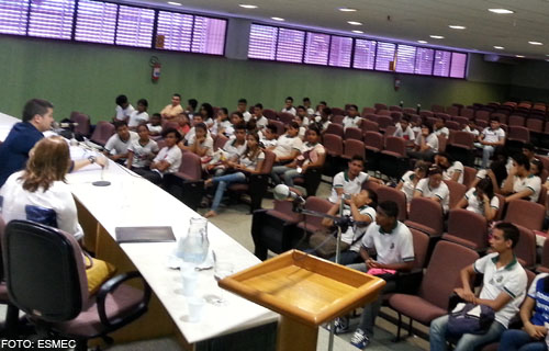 Estudantes de escola estadual participam na Esmec de debate sobre redução da maioridade penal