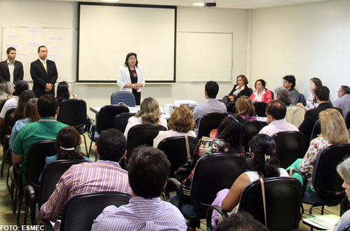 Desembargadora Nailde Pinheiro ministra aula  para servidores do curso de Mediação e Conciliação
