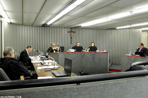 Banco Santander deve ressarcir mais de R$ 18,5 mil por saques indevidos e indenizar cliente