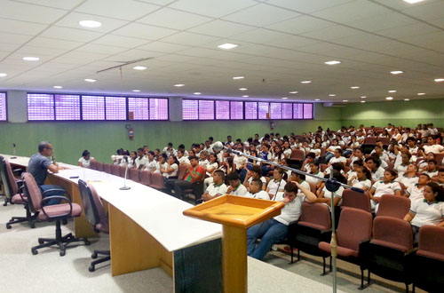 Alunos de escola estadual assistem à palestra “Conversas sobre Preconceito” na Esmec