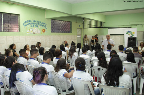 Alunos do Jardim Guanabara recebem palestra sobre drogas promovida pelo TJCE e Instituto Venelouis