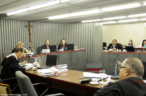 Construtoras devem pagar aluguel para advogado que deveria ter recebido imóvel há dois anos