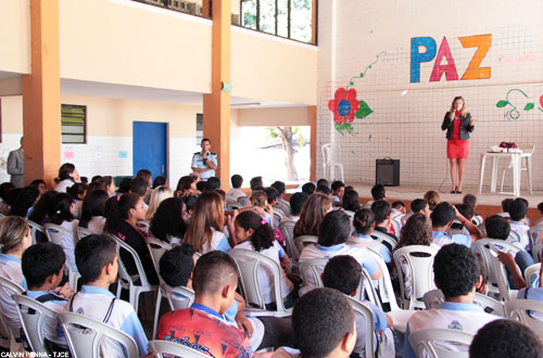 Juíza profere palestra sobre resolução de  conflitos para estudantes de escola municipal