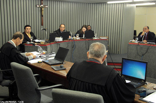 Unimed deve indenizar cliente por cancelar  plano de saúde sem aviso prévio