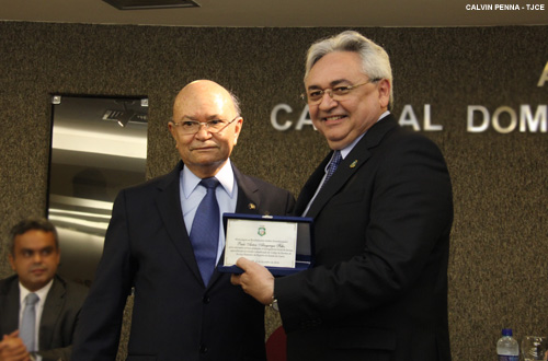 Desembargador Paulo Airton recebe homenagem da Corregedoria Geral da Justiça do Ceará