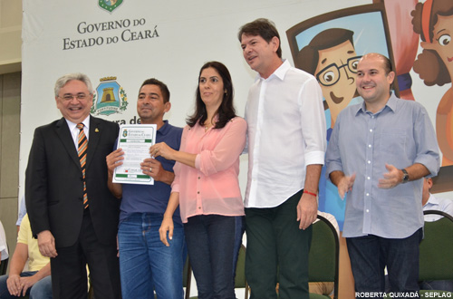 Governo, Prefeitura e TJCE entregam títulos a beneficiários do Programa Papel da Casa