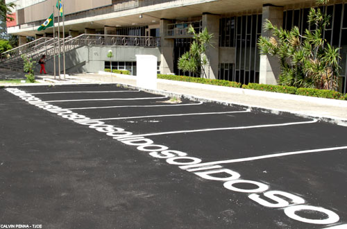 Motoristas serão multados por uso irregular das vagas especiais no estacionamento do TJCE