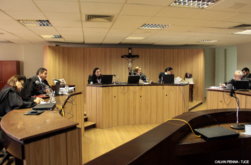 Seguradora e oficina devem indenizar cliente  por demora no conserto de veículo