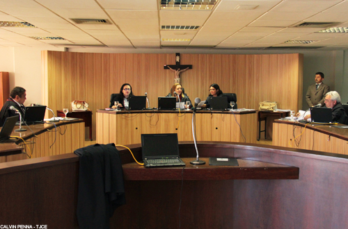 Empresa deve pagar mais de 50 salários mínimos a filhas de garçom morto em acidente de trânsito