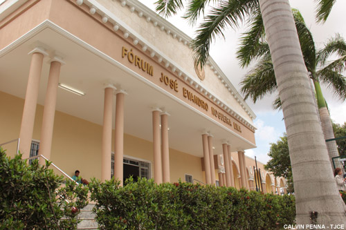 Juíza condena a mais de oito anos de prisão acusados de praticar roubo