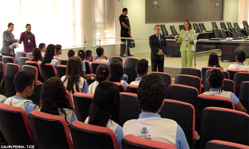 Estudantes de escolas municipais visitam a sede do Poder Judiciário