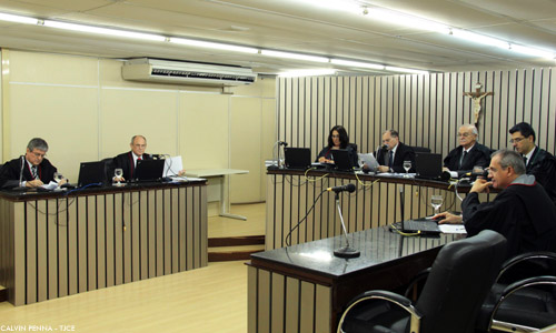 Supermercado é condenado a indenizar mulher que caiu em piso molhado