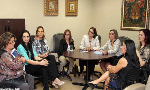 Desa. Maria Vilauba analisa situação dos centros educacionais com defensoras públicas