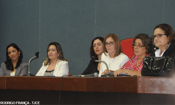 3ª Vara da Infância entrega termos de adoção em solenidade no Fórum