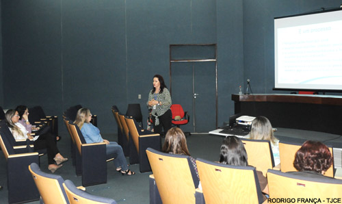 Servidoras do Fórum assistem à palestra sobre autoestima